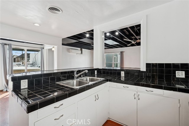 Detail Gallery Image 11 of 21 For 305 Marine, Newport Beach,  CA 92662 - 2 Beds | 1 Baths