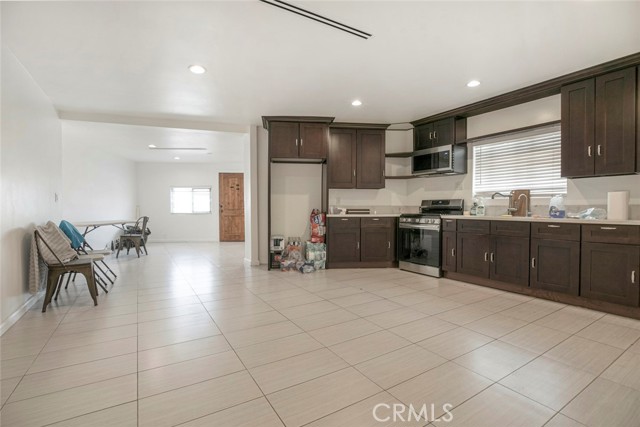 10265 Strathern Street, Sun Valley CA: https://media.crmls.org/medias/d5c7117d-86bc-4d8c-b9da-ac561518cd32.jpg