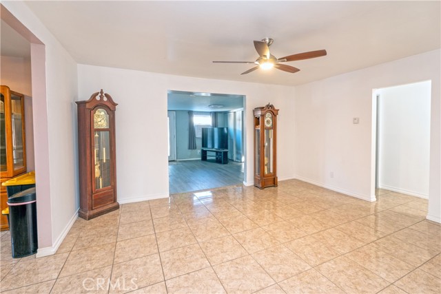 Livingroom with Porcelain tile