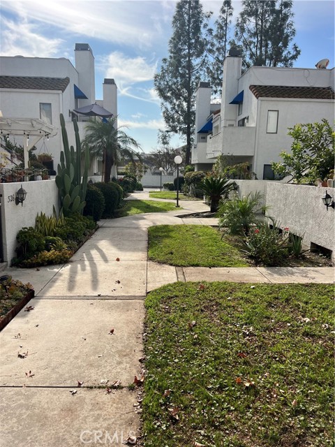 Detail Gallery Image 2 of 21 For 304 Park Shadow Ct, Baldwin Park,  CA 91706 - 2 Beds | 2 Baths