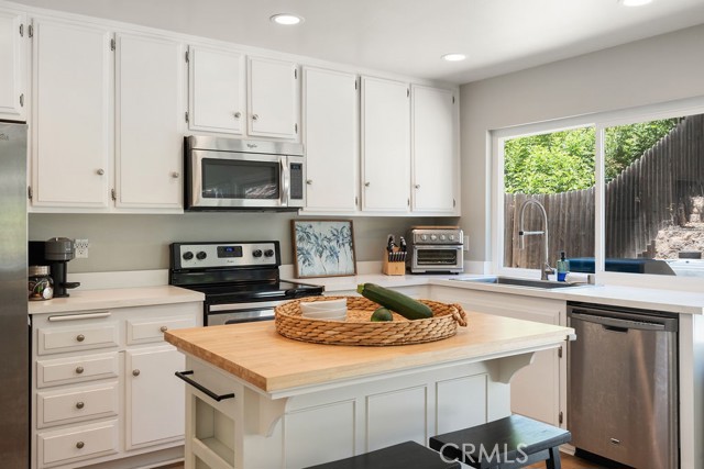 Detail Gallery Image 18 of 34 For 1925 Meadow Brook Ct, Thousand Oaks,  CA 91362 - 4 Beds | 2/1 Baths