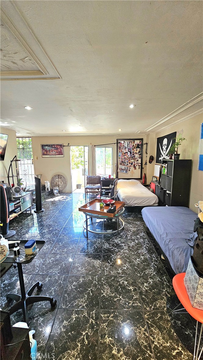 https://media.crmls.org/medias/d5d58309-582f-4ff9-987f-bc6a10f446a8.jpg?preset=X-Large