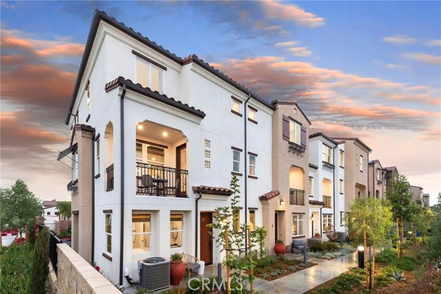 Detail Gallery Image 1 of 22 For 2317 W Broadway, Anaheim,  CA 92804 - 2 Beds | 2/2 Baths