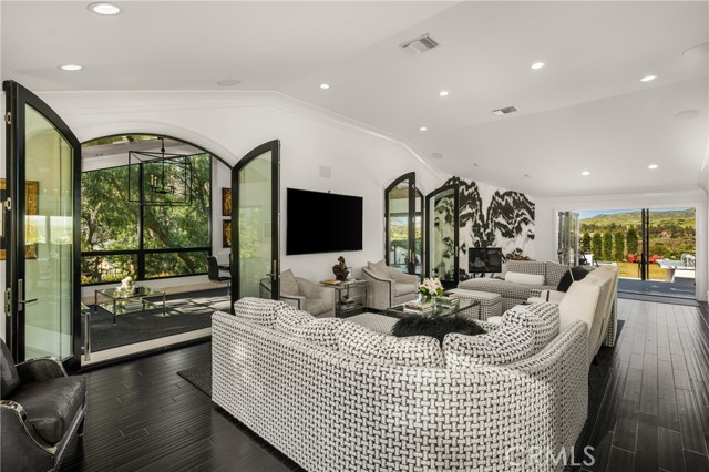 Detail Gallery Image 20 of 34 For 9821 Brentwood Dr, North Tustin,  CA 92705 - 3 Beds | 3/1 Baths