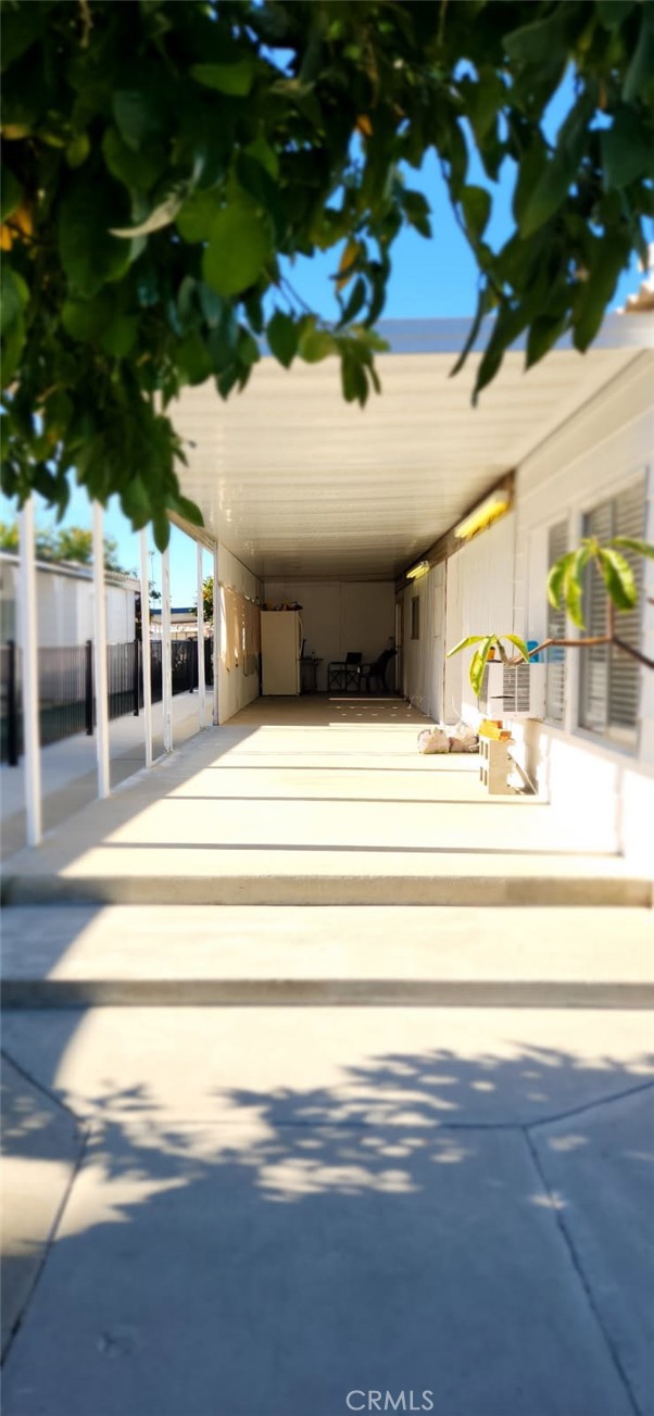 https://media.crmls.org/medias/d5da4c4e-c8bc-44c8-bf5b-b3e50dcbde71.jpg?preset=X-Large