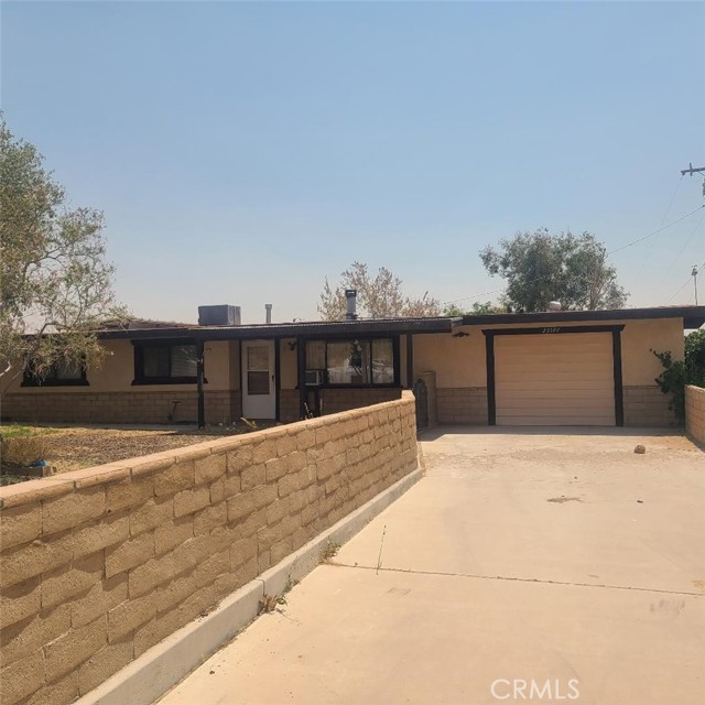 23597 Hiawatha Road, Apple Valley CA: https://media.crmls.org/medias/d5db8792-ac1e-4f0b-89e6-97d76d081d66.jpg