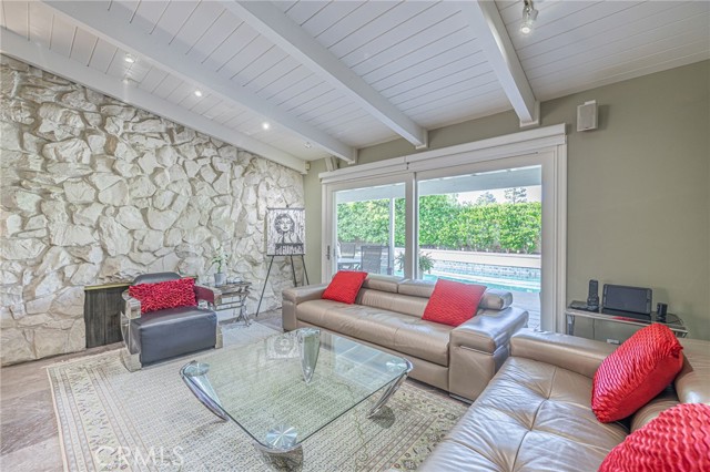 Detail Gallery Image 14 of 62 For 18621 Paseo Nuevo Dr, Tarzana,  CA 91356 - 4 Beds | 3/1 Baths