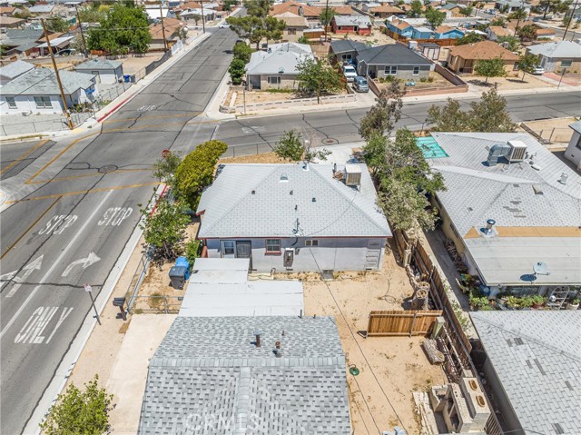 1040 Flora Street, Barstow CA: https://media.crmls.org/medias/d5ddd744-159c-4ea7-a230-ca7240320fec.jpg