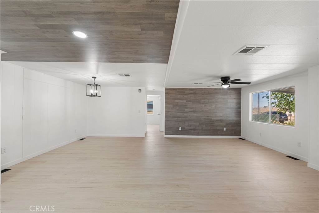 https://media.crmls.org/medias/d5de1947-8400-49c4-b8b5-ca88aaba7413.jpg?preset=X-Large