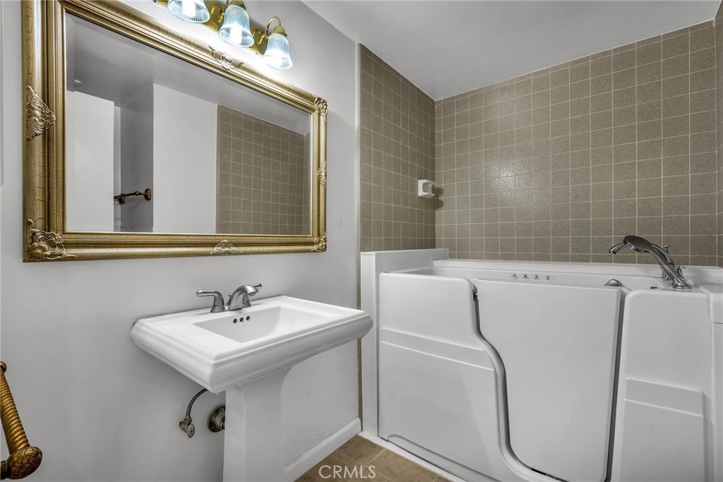 https://media.crmls.org/medias/d5e01037-c0d7-486a-afef-9a2d61d38c50.jpg?preset=X-Large