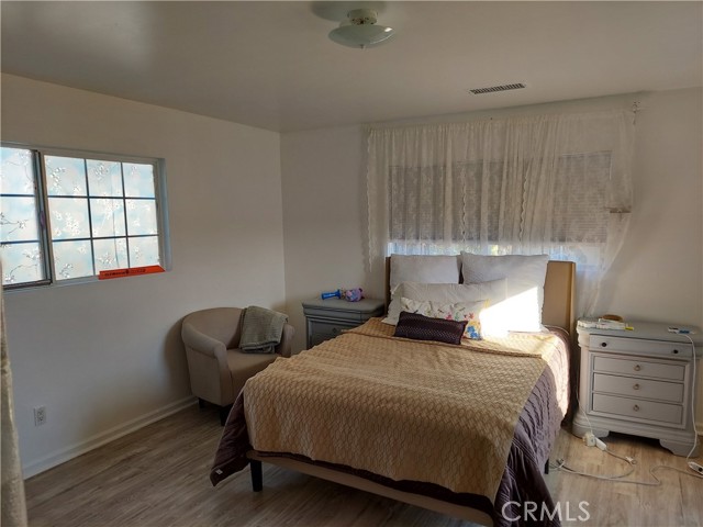 Detail Gallery Image 7 of 20 For 6230 Peach Ave, Van Nuys,  CA 91411 - 4 Beds | 2/1 Baths