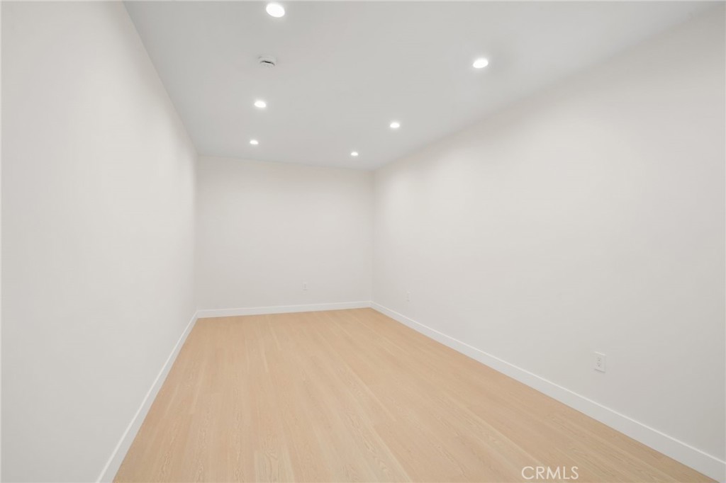 https://media.crmls.org/medias/d5e34656-ded6-4fba-b86d-51ddba183e3e.jpg?preset=X-Large