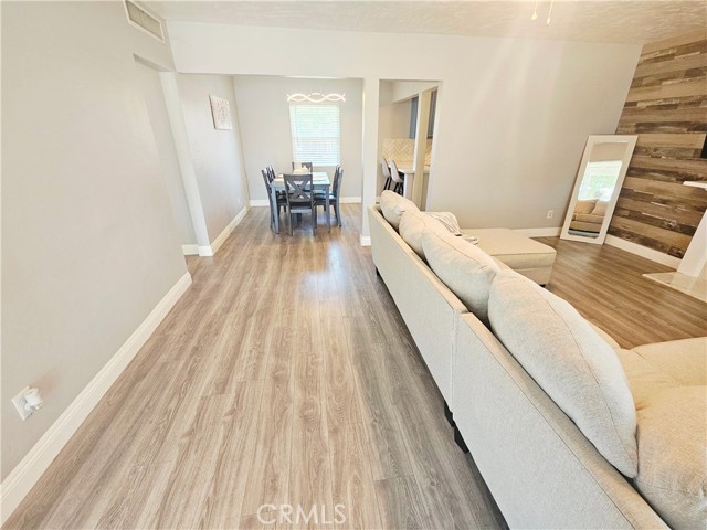 Detail Gallery Image 3 of 29 For 2124 Shamrock Way, Bakersfield,  CA 93304 - 2 Beds | 1 Baths