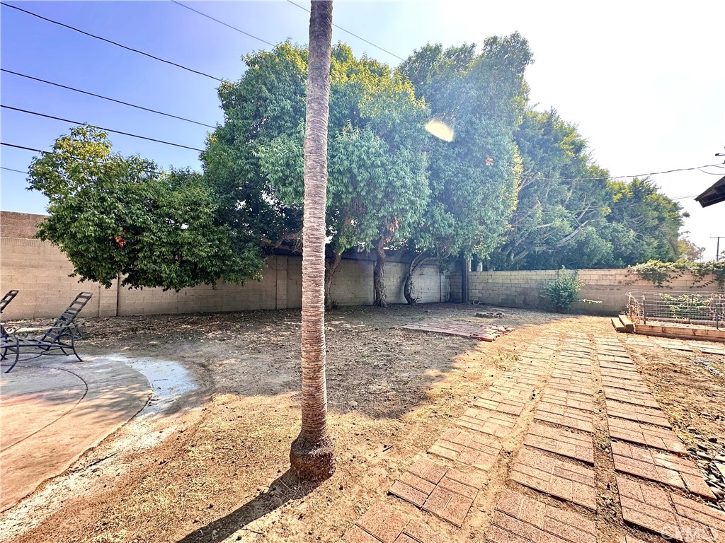 https://media.crmls.org/medias/d5e763b9-d5a9-4527-8df2-af174bdc7880.jpg?preset=X-Large
