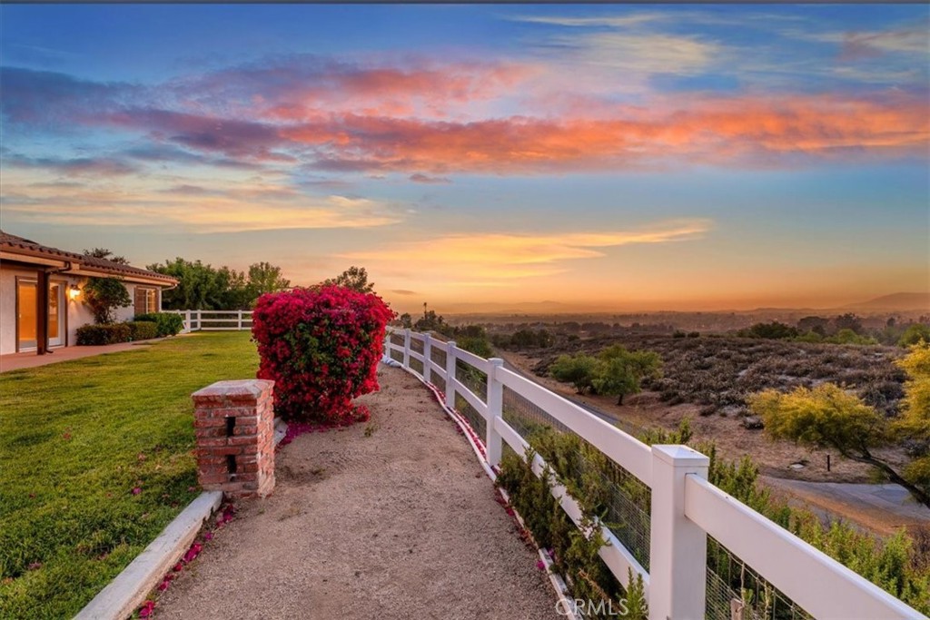 https://media.crmls.org/medias/d5e83bc4-d9c3-442d-b138-f40ac77cdf8a.jpg?preset=X-Large
