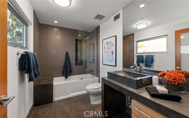 Detail Gallery Image 11 of 21 For 117 Park Pl, Venice,  CA 90291 - 4 Beds | 3/1 Baths