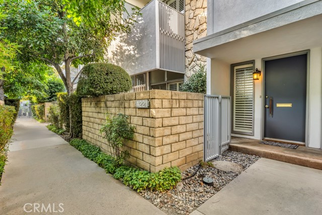 Detail Gallery Image 1 of 27 For 4221 W Sarah St #24,  Burbank,  CA 91505 - 2 Beds | 2/1 Baths