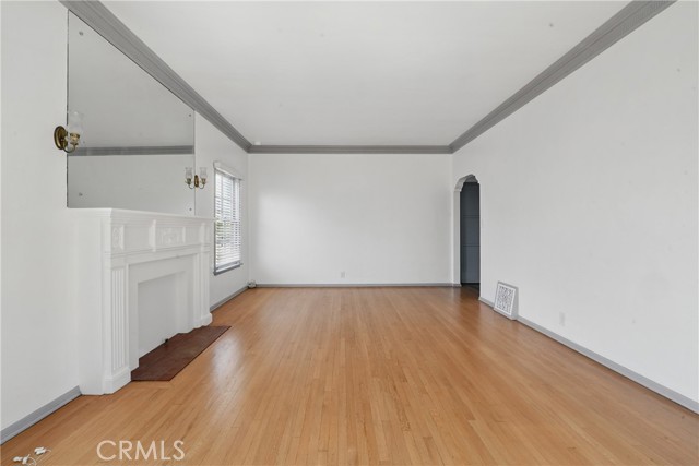1327 S Burnside Avenue, Los Angeles CA: https://media.crmls.org/medias/d5f0eb9f-a3ec-4cc9-8db0-aeeaec6be91a.jpg