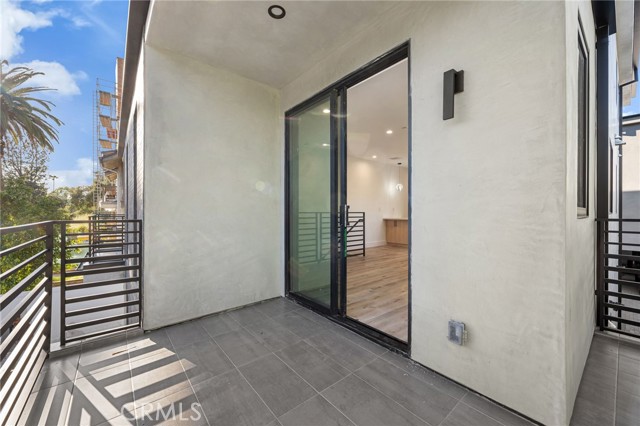 Detail Gallery Image 12 of 14 For 14525 Weddington St, Sherman Oaks,  CA 91411 - 4 Beds | 4/1 Baths
