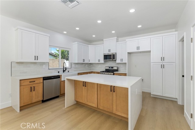 2504 N Fitzsimmons Avenue, Rialto CA: https://media.crmls.org/medias/d5f5ffa0-c89f-4981-8b5c-dd31d27c7ace.jpg