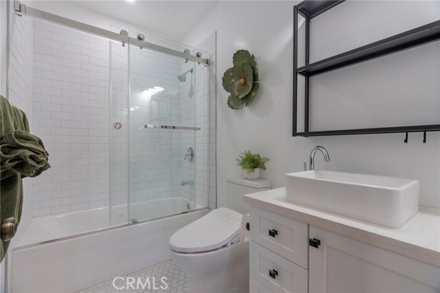 1322 N June Street, Los Angeles CA: https://media.crmls.org/medias/d5f92e3b-c036-4a71-871b-3c9b03014065.jpg