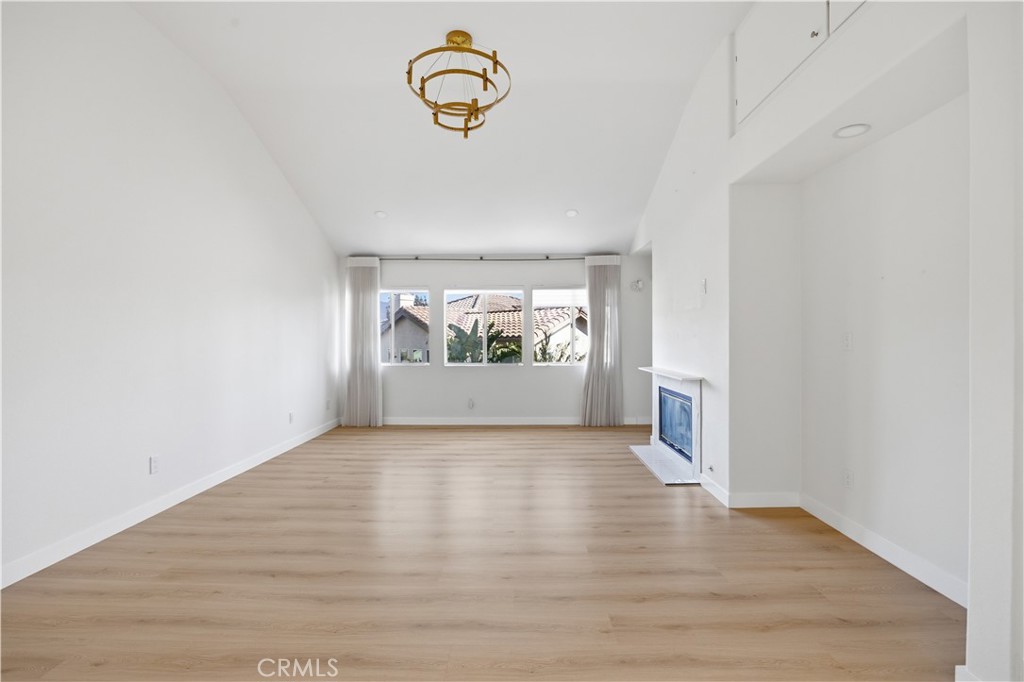 https://media.crmls.org/medias/d5f933bb-ce10-4afd-8fe2-f5a32129f552.jpg?preset=X-Large
