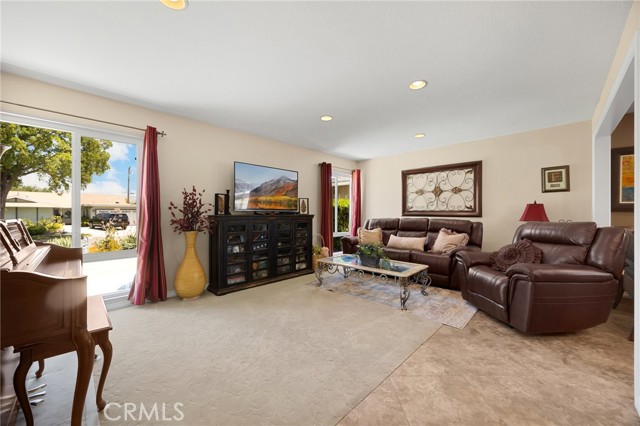 910 Huggins Avenue, Placentia CA: https://media.crmls.org/medias/d5fe47ab-e094-440d-b613-2d5b213a1157.jpg