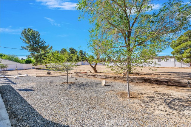 19445 Yanan Road, Apple Valley CA: https://media.crmls.org/medias/d5fe6cb5-0020-41e2-9ce6-ae79c44c473b.jpg