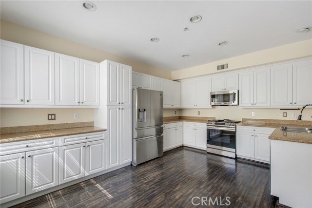 3270 Watermarke Place, Irvine CA: https://media.crmls.org/medias/d60690c3-d083-4b4d-b9fb-2e913168cc55.jpg