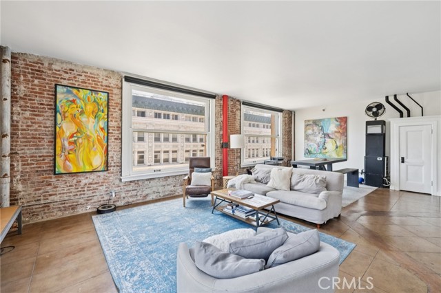 215 W 7th Street, Los Angeles CA: https://media.crmls.org/medias/d6077bf3-0c0f-4dd3-b724-f097e84ee8cb.jpg