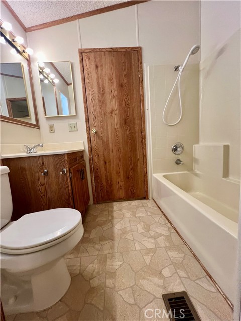 24600 Mountain Ave, Hemet CA: https://media.crmls.org/medias/d6097af5-00c6-4c0c-838b-72ca1d5a7f46.jpg