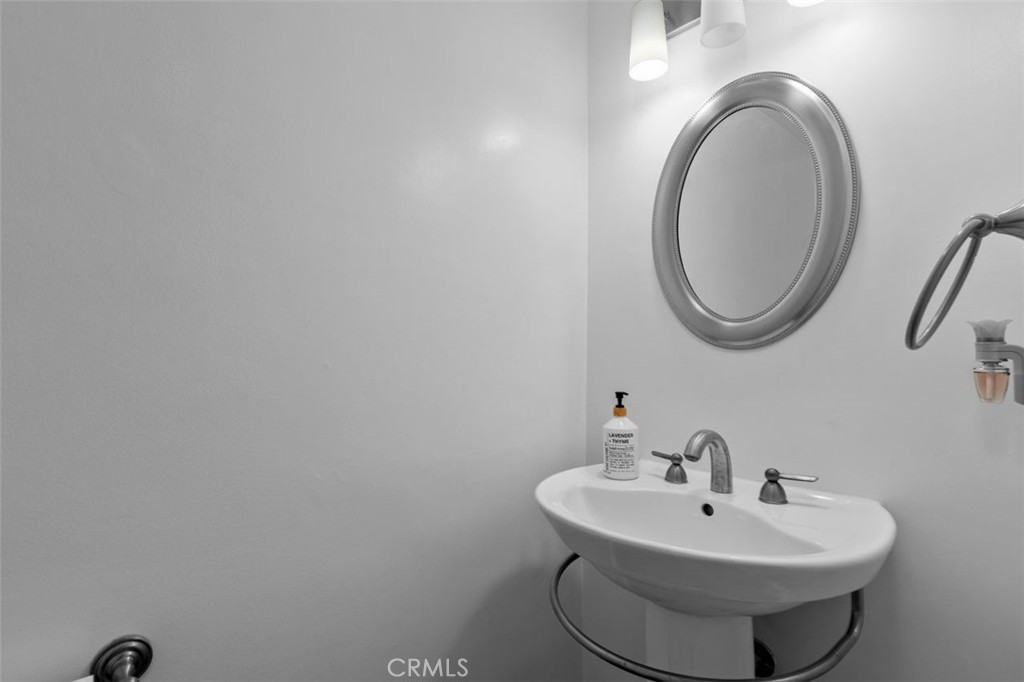 https://media.crmls.org/medias/d60a21f2-3c1e-492e-a942-a3e701f594cf.jpg?preset=X-Large