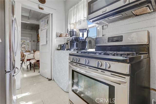 1470 W Adams Boulevard, Los Angeles CA: https://media.crmls.org/medias/d60b0cf3-6821-48a8-bdab-77c6fad25717.jpg