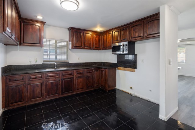 Detail Gallery Image 8 of 33 For 1550 E Sandison St, Wilmington,  CA 90744 - 6 Beds | 2 Baths