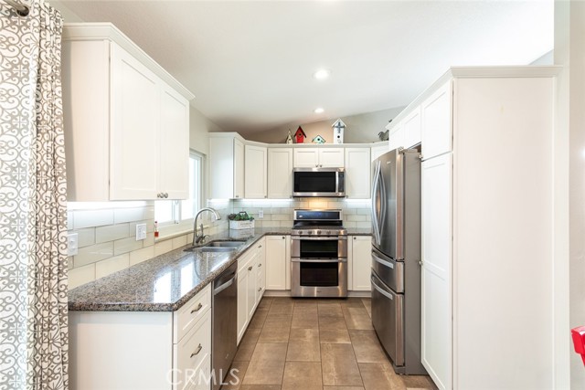 Detail Gallery Image 8 of 38 For 4470 Sapphire Ln, Oceanside,  CA 92056 - 2 Beds | 2 Baths