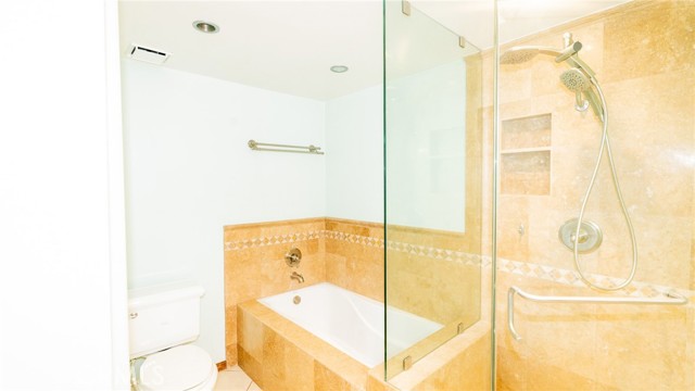 Detail Gallery Image 15 of 29 For 7311 Kester Ave #11,  Van Nuys,  CA 91405 - 2 Beds | 2/1 Baths