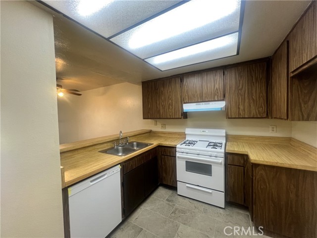 936 Fairway Drive, Colton CA: https://media.crmls.org/medias/d60ffb5b-ffb6-4b9a-b8d6-7b600473516e.jpg