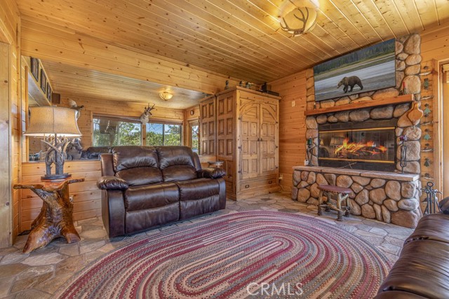 Detail Gallery Image 14 of 50 For 304 Big Bear Trail, Fawnskin,  CA 92333 - 3 Beds | 3 Baths