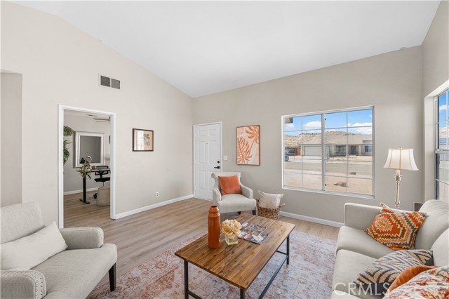 1472 Bedford Avenue, Rosamond CA: https://media.crmls.org/medias/d6129bdf-38f8-45dc-acb6-f02e66518e69.jpg