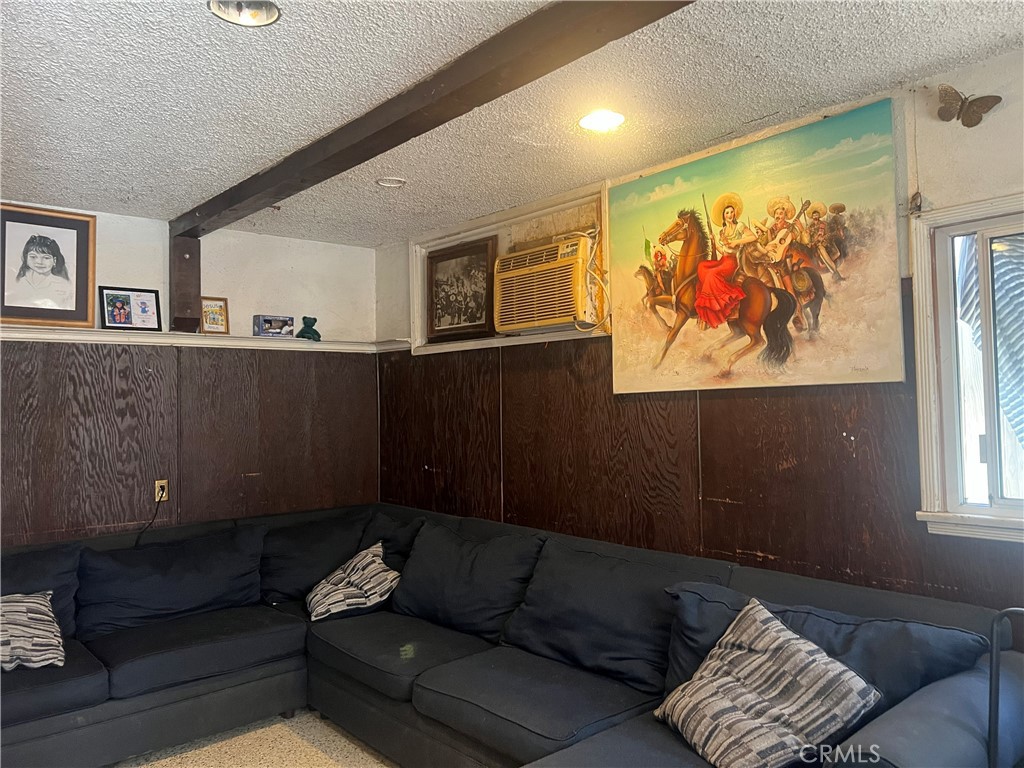 https://media.crmls.org/medias/d6135991-138d-46f8-aa7f-8a452b89a267.jpg?preset=X-Large