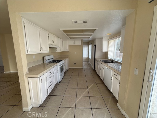 Detail Gallery Image 20 of 61 For 927 Dolphin Dr, Perris,  CA 92571 - 4 Beds | 2/1 Baths