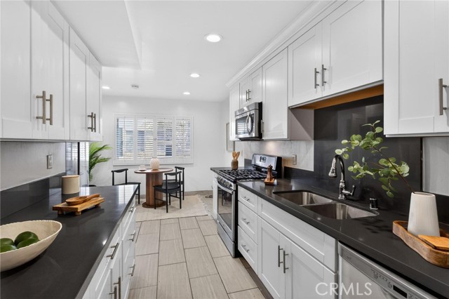 Detail Gallery Image 20 of 46 For 1830 Kelton Ave #5,  Los Angeles,  CA 90025 - 3 Beds | 2/1 Baths