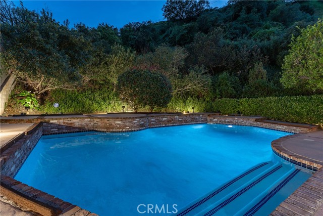 Detail Gallery Image 30 of 34 For 3831 Saint Johnswood Dr, Woodland Hills,  CA 91364 - 5 Beds | 3/1 Baths