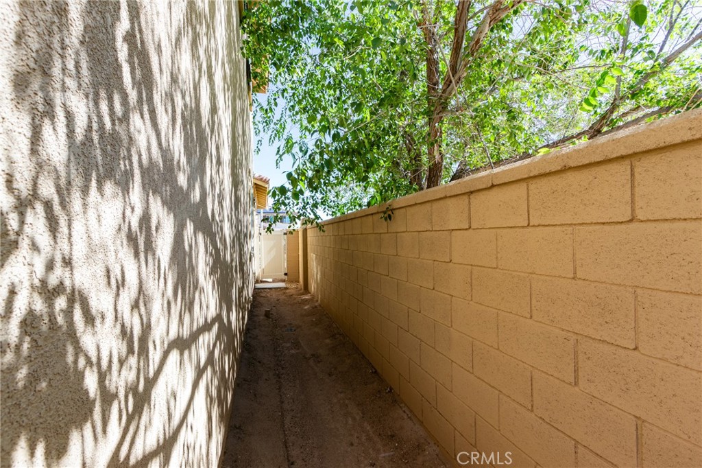https://media.crmls.org/medias/d61a9ee4-3a4e-4b1e-bd47-a0885e4f4f6f.jpg?preset=X-Large