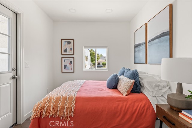 933 N Lincoln Street, Burbank CA: https://media.crmls.org/medias/d61aba64-0727-43bf-a9c0-10aa3645a022.jpg