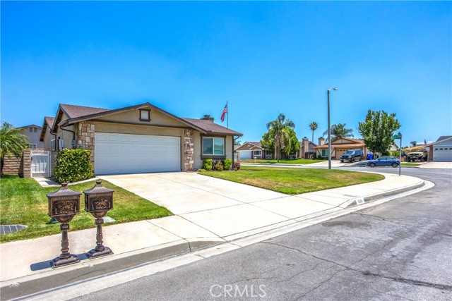 7571 Willow Way, Highland CA: https://media.crmls.org/medias/d61bd5c3-fb0b-4532-981a-afaa5e743365.jpg
