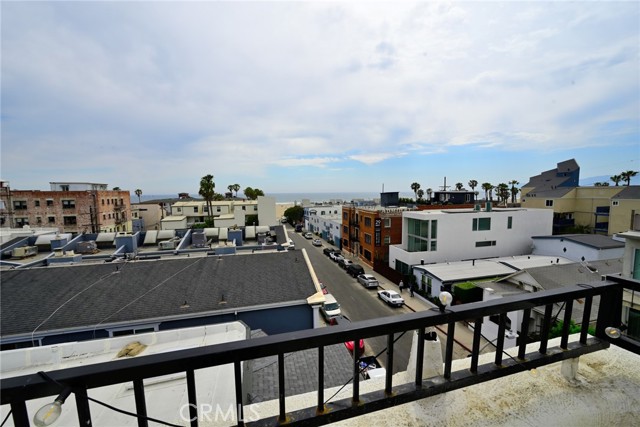 44 48 Navy Street, Venice CA: https://media.crmls.org/medias/d61c9e49-22a6-435e-baf0-7720f6484a88.jpg