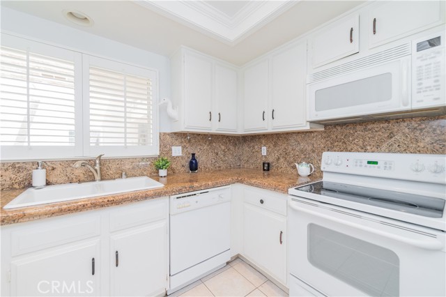 2381 Via Mariposa W, Laguna Woods CA: https://media.crmls.org/medias/d61dff14-56b3-4c77-bbe2-37226d070ff9.jpg
