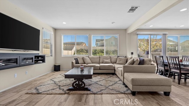 Detail Gallery Image 4 of 44 For 1672 Milford Way, Beaumont,  CA 92223 - 4 Beds | 3 Baths