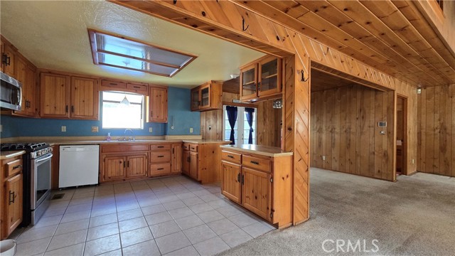 Detail Gallery Image 4 of 19 For 23840 Zuger, Crestline,  CA 92325 - 3 Beds | 2/1 Baths